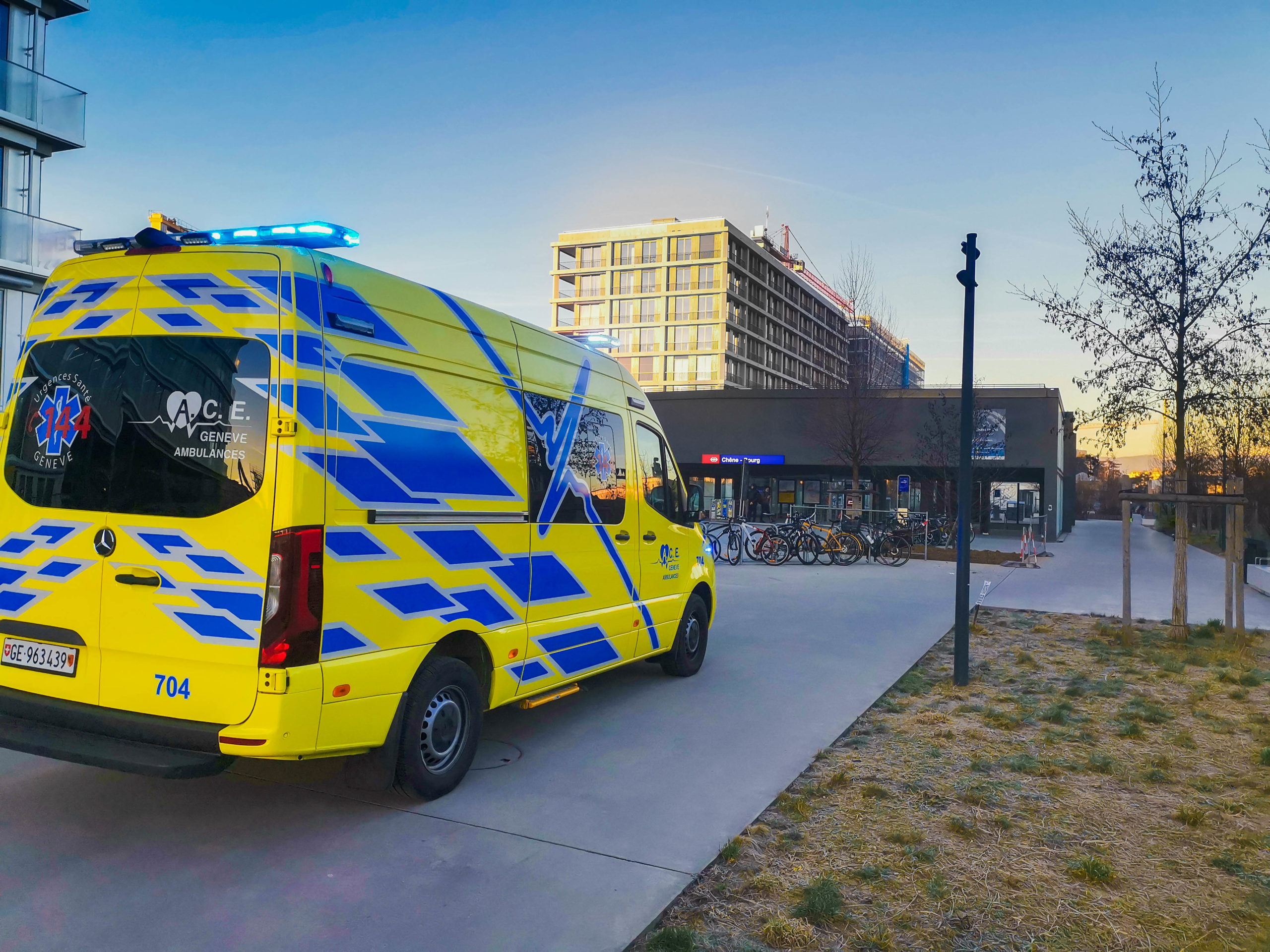 Ambulance ACE jaune et bleue à Chêne-Bourg, Genève